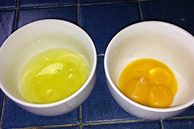 отделяем яичные желтки от белков