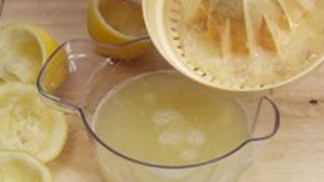 выдавливаем сок из лимона