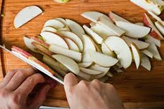нарезаем яблоки тонкими дольками