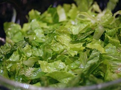 измельчаем салатные листья