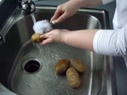 промываем картофель