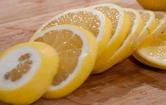 нарезаем кружочками лимон