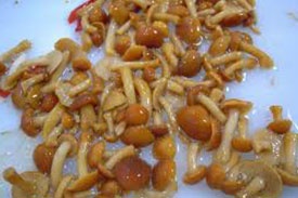 Салат соленые огурцы и грибы