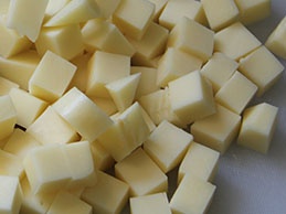 нарезаем сыр Сулугуни кусочками