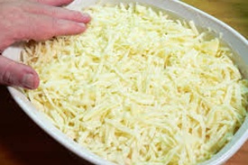 посыпаем салат тертым сыром