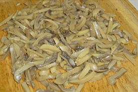 измельчаем маринованные грибы