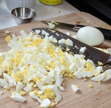измельчаем яйца