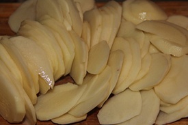 нарезаем картофель тонкими кружочками