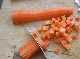 рубим морковь маленькими кубиками