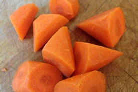 нарезаем морковь большими кусочками