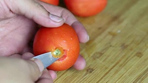 очищаем помидоры от плодоножки и шкурки