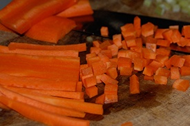 измельчаем морковь кубиками