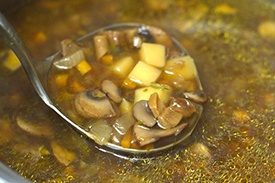 разливаем грибной суп по глубоким тарелкам