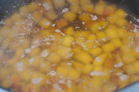 добавляем в кастрюлю картофель и заливаем водой