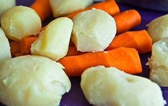 очищаем морковь с картофелем от кожуры