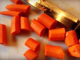нарезаем морковь брусочками