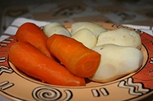 очищаем морковь с картофелем от кожуры