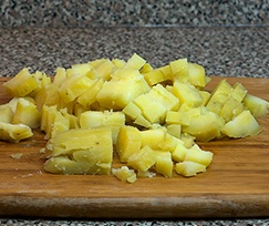 измельчаем вареный картофель
