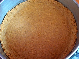 утрамбовываем массу из печенья и растопленного масла в форму для запекания