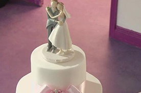 декорируем свадебный торт фигурками жениха и невесты