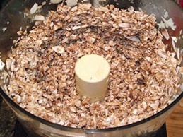 измельчаем грибы с луком в блендере
