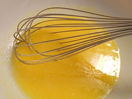 перемешиваем яичные желтки с сахаром