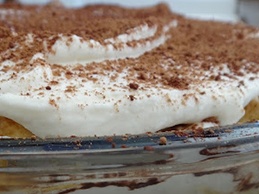 посыпаем верхний слой торта какао-порошком