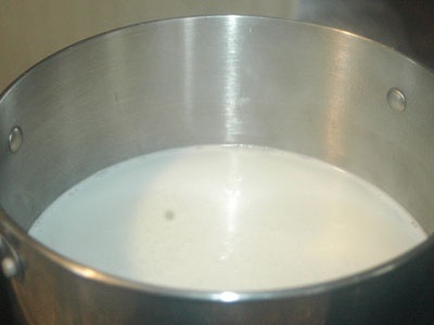 молоко в сотейнике