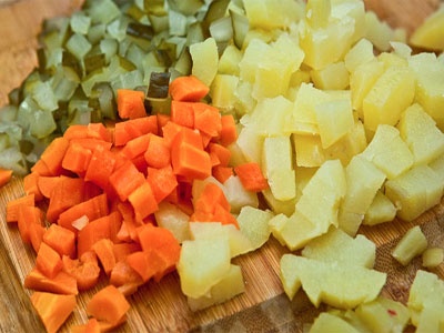 нарезка огурцов, моркови и картофеля