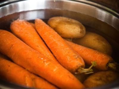 картофель с морковью в воде