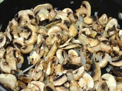 лук и грибы на сковороде