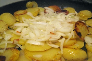 лук, картофель и курица на сковороде