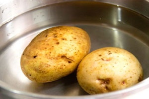 картофель в кастрюле