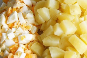 картофель и яйца кубиками