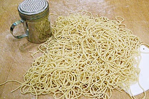 сырые спагетти на доске