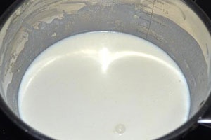 молоко в сотейнике