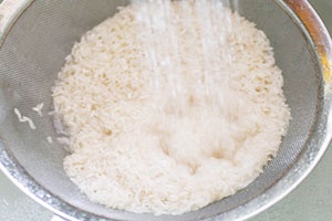 рис в дуршлаге