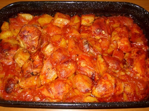 Курица в томатном соусе с молодым картофелем в духовке. Пошаговый рецепт с фото