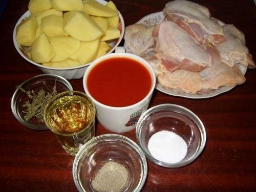 Курица в томатном соусе с молодым картофелем в духовке. Пошаговый рецепт с фото