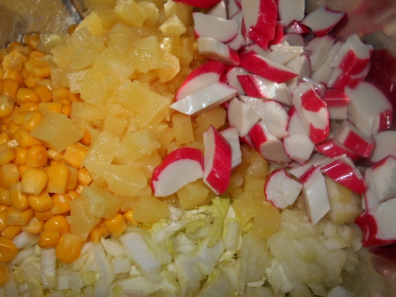 Салат с крабовыми палочками и ананасом