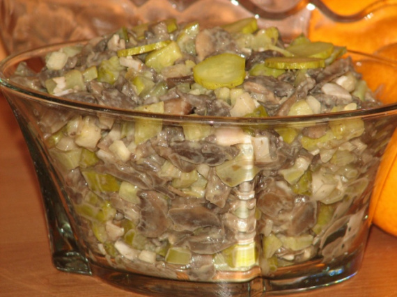 Салат из маринованных огурцов и грибов