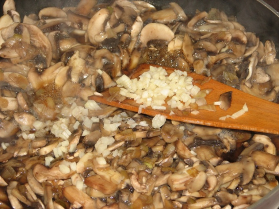 Салат из маринованных огурцов и грибов