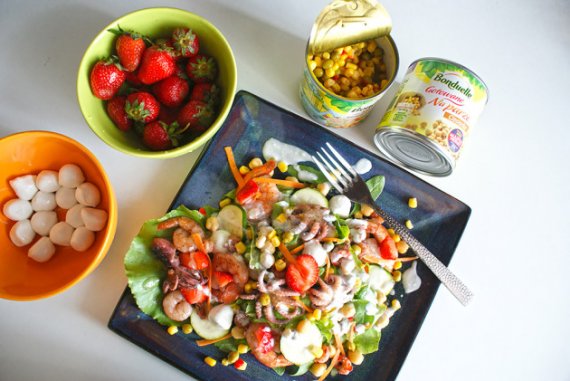 Салат с морепродуктами и клубникой