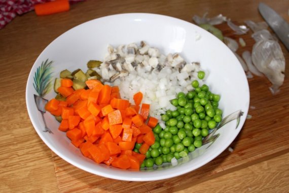 Салат с селедкой, морковью и горошком
