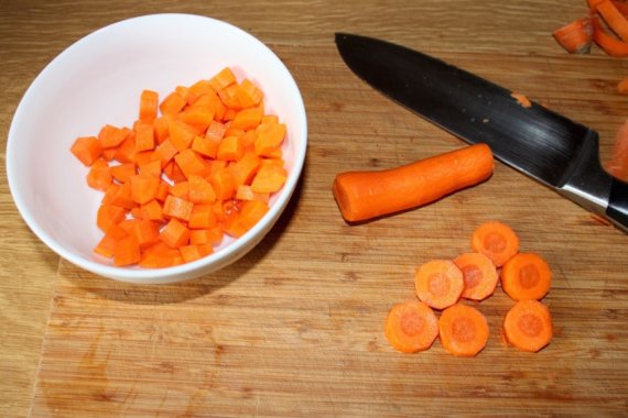 Салат с селедкой, морковью и горошком
