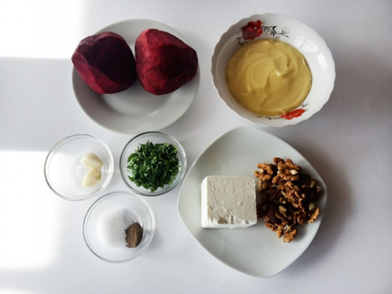 Салат из свеклы с сыром фета и грецкими орехами