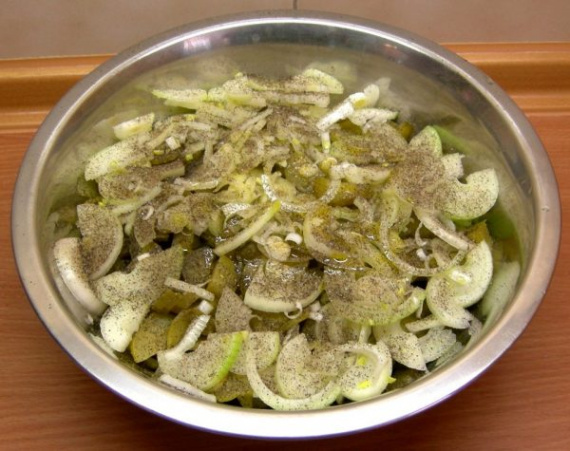 Салат с маринованными огурцами, луком и маслом