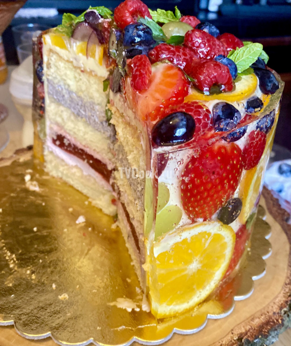 Торт с желе и фруктами в разрезе