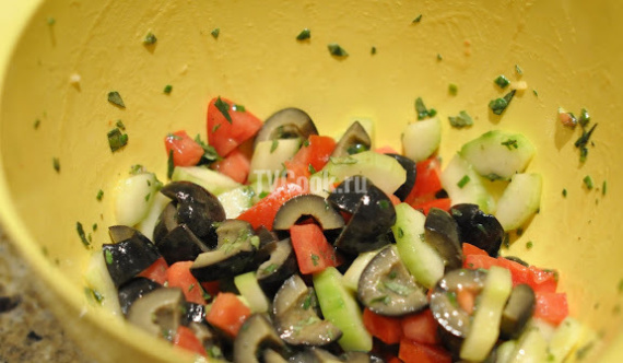 Заправляем салат с маслинами