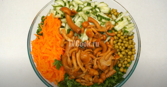 Салат с маринованными опятами — рецепт